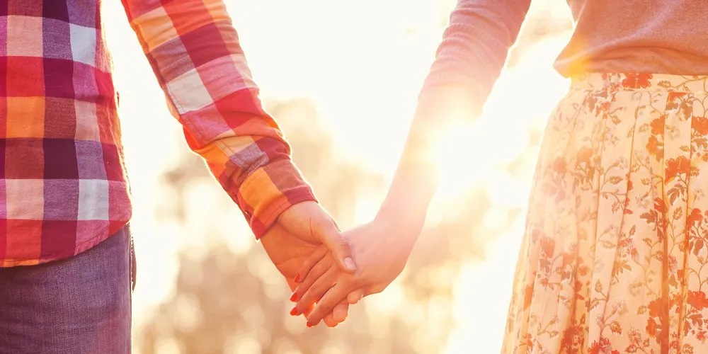 سه حرکتی که نشان می دهد یک مرد عاشق شماست