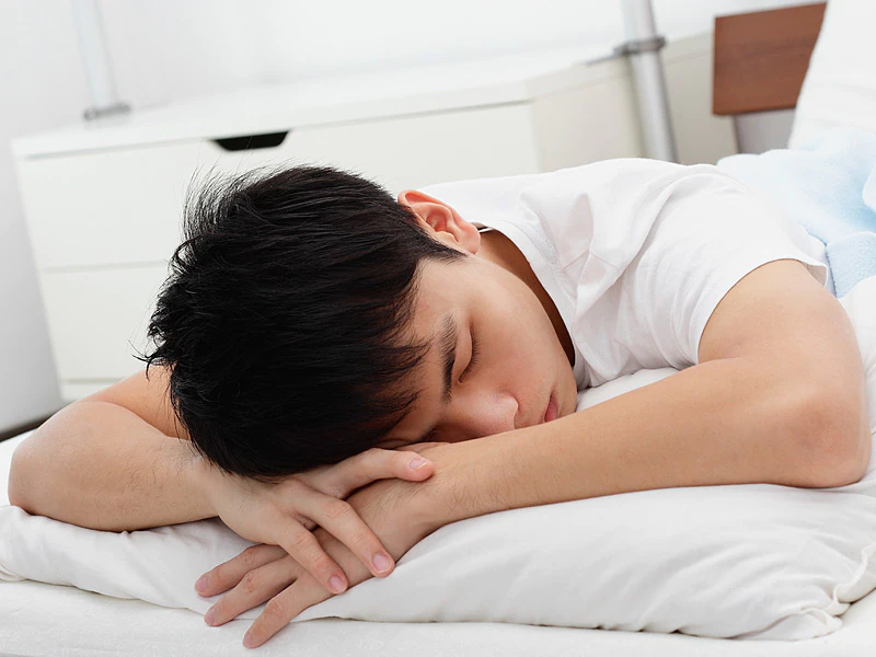 خوابیدن روی صورت