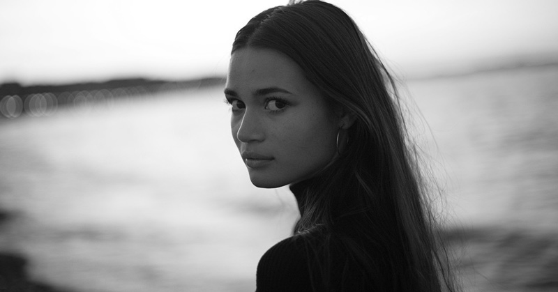 دختر با اعتماد به نفس