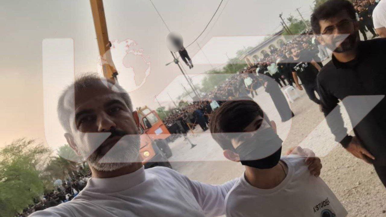سلفی خانواده مقتول با قاتل به دار آویخته شده+ عکس