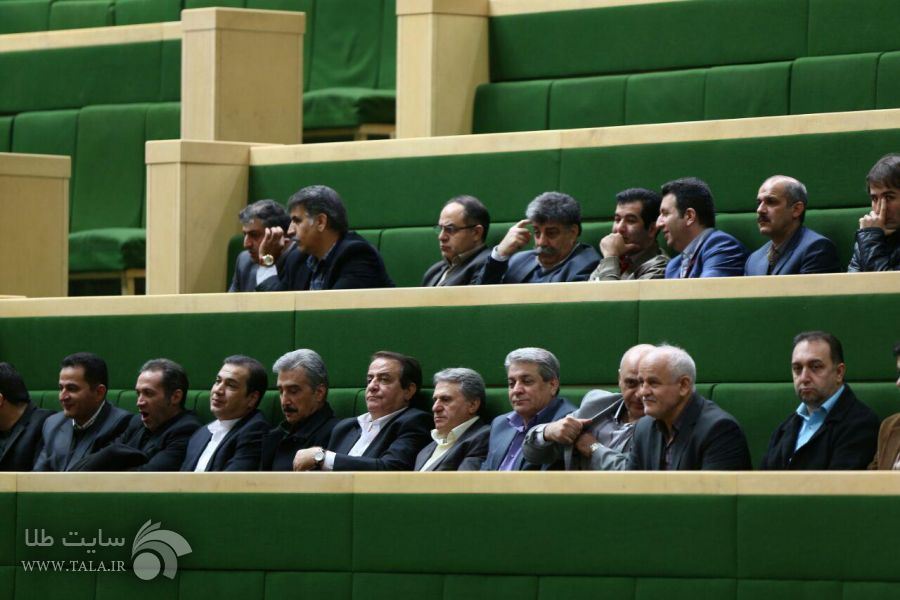 حضور رؤسای اتحادیه های طلا و جواهر استان تهران در صحن علنی مجلس و دیدار با نمایندگان حضور رؤسای اتحادیه های طلا و جواهر استان تهران در صحن علنی مجلس و دیدار با نمایندگان