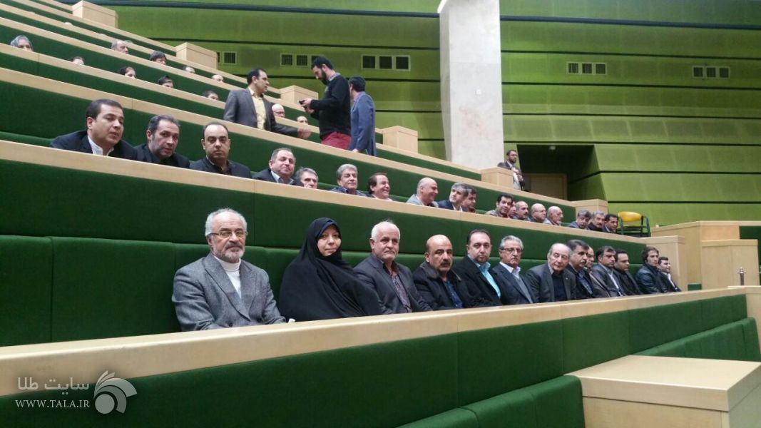 حضور رؤسای اتحادیه های طلا و جواهر استان تهران در صحن علنی مجلس و دیدار با نمایندگان حضور رؤسای اتحادیه های طلا و جواهر استان تهران در صحن علنی مجلس و دیدار با نمایندگان