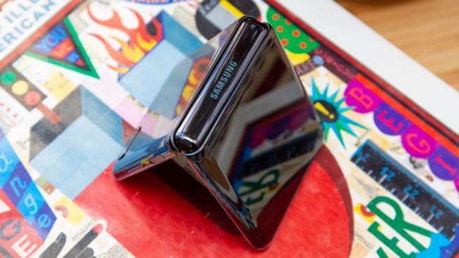 24 ساعت با Samsung Galaxy Z Flip یک گوشی تاشو فراتر از نوستالژی