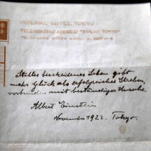 یادداشتی از اینشتین درباره خوشبختی ۱.۳ میلیون دلار فروخته شد!