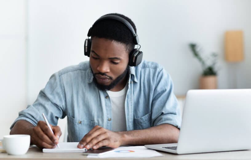 موسیقی گوش کردن