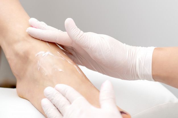 چرب کردن کف پا