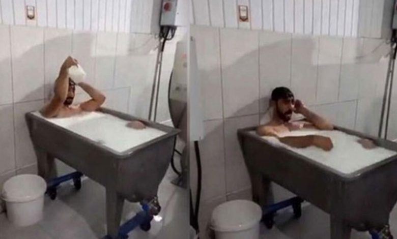 حمام با وان پر از شیر