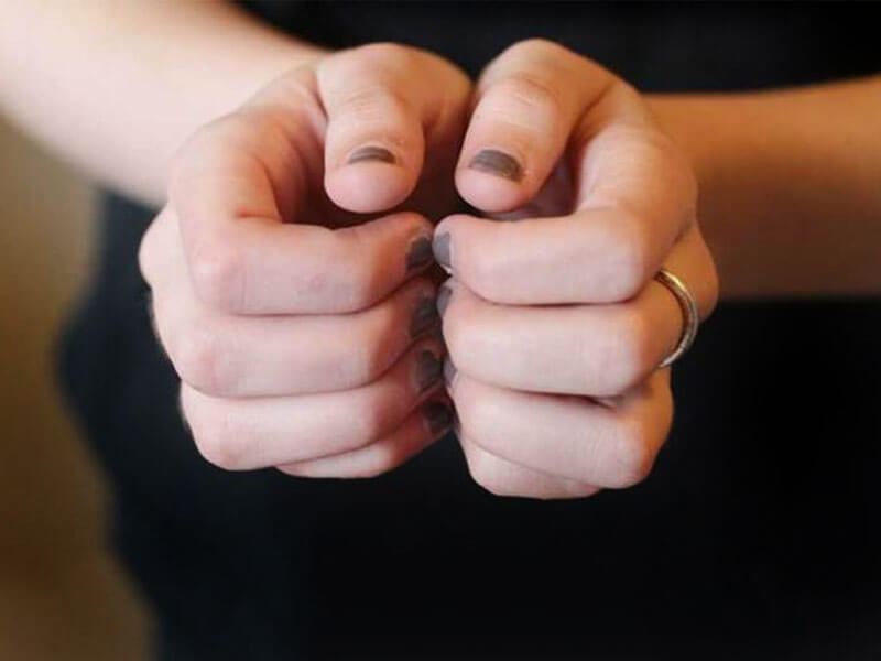 بهم کشیدن ناخن