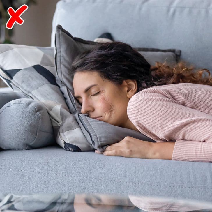 شکل اشتباه خوابیدن که به پوست آسیب میزند