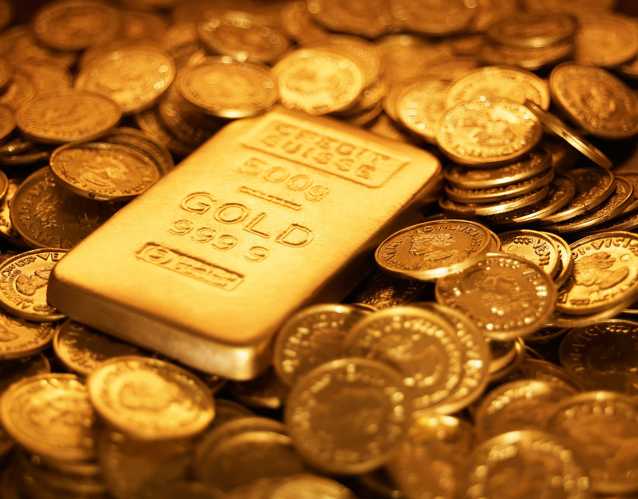 Кому платим золотом. Золото. Золотые слитки и монеты. Деньги золото. Рынок драгоценных металлов.