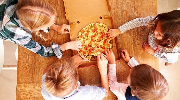 خوردن پیتزا