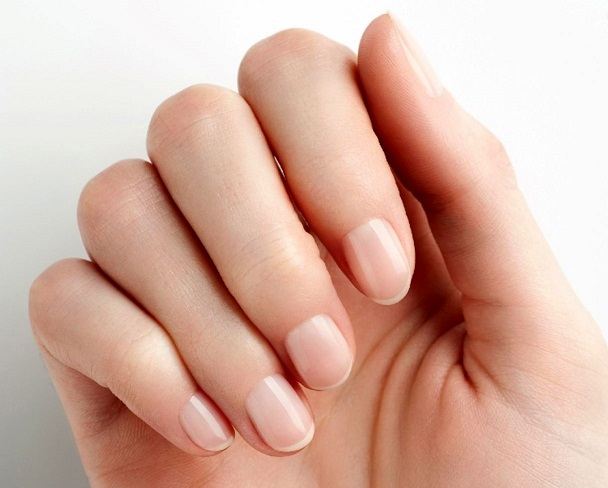 ناخنهای رنگ پریده