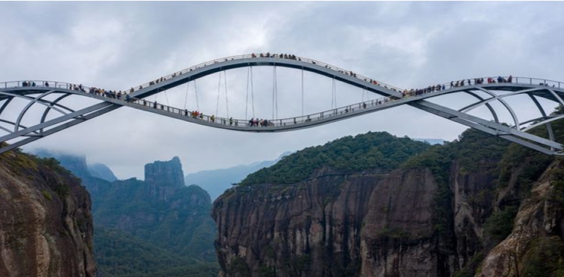 پل خمیده شیشه ای 