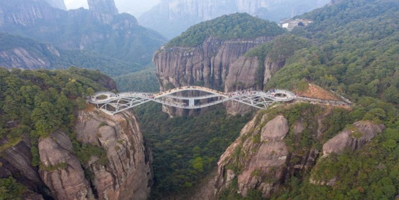 پل خمیده شیشه ای 