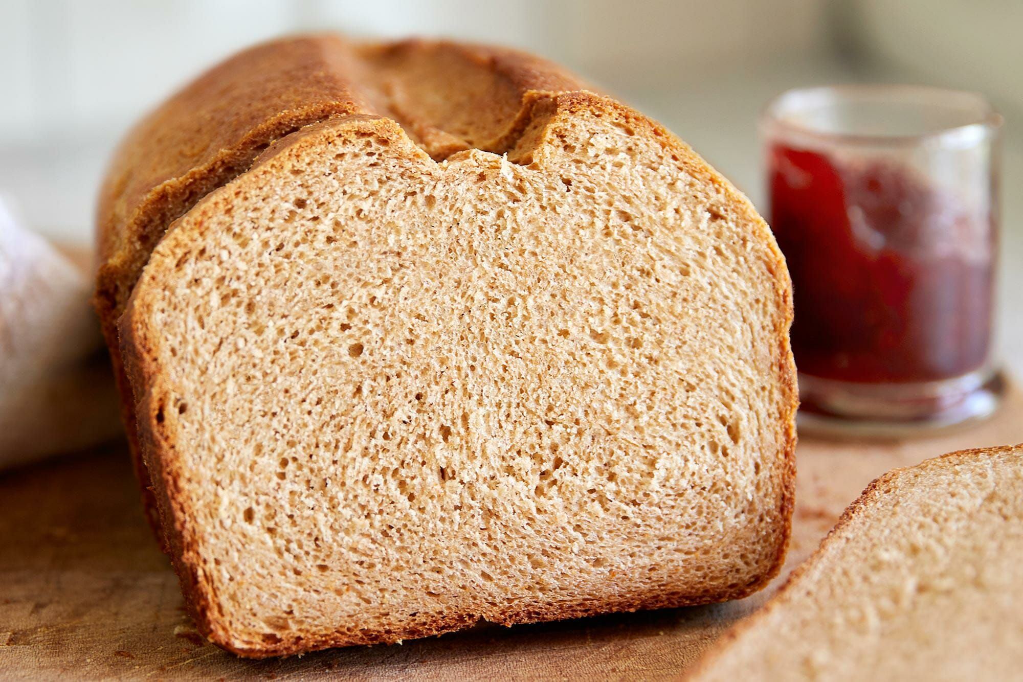 Пшеничный хлеб в хлебопечке. Whole Wheat Bread. Whole Grain Bread. Красивый хлеб и дрожжи. Два кусочка хлеба.