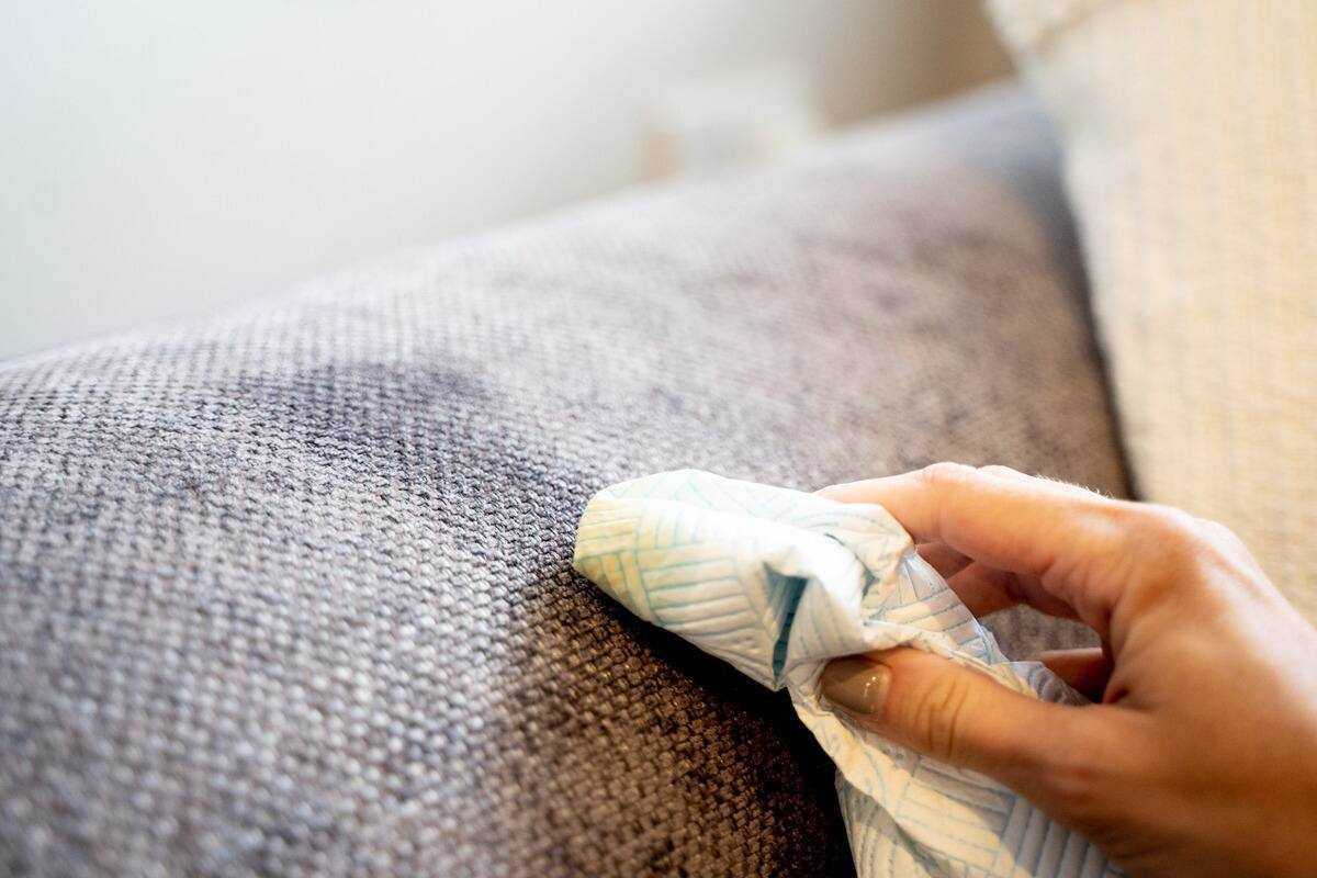 روش پاک کردن لکه های چایی یا قهوه از روی مبل