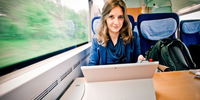 دختر دانشجویی که در قطار زندگی میکند