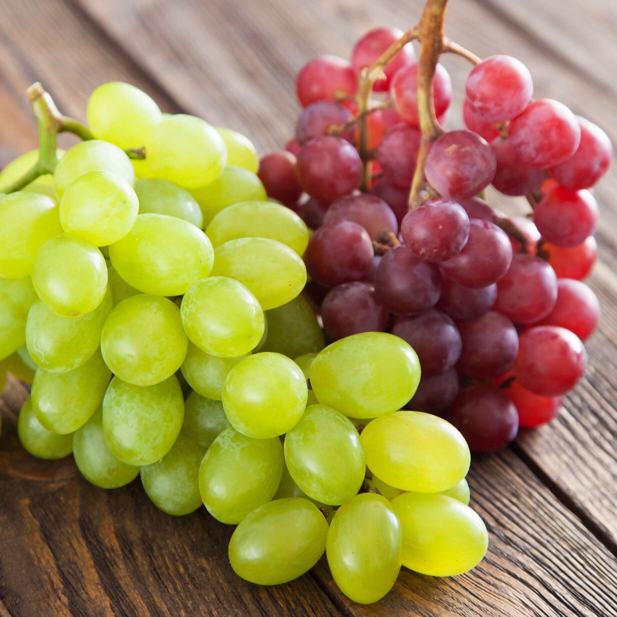 کدام یک را بخریم: انگور سبز یا انگور بنفش؟