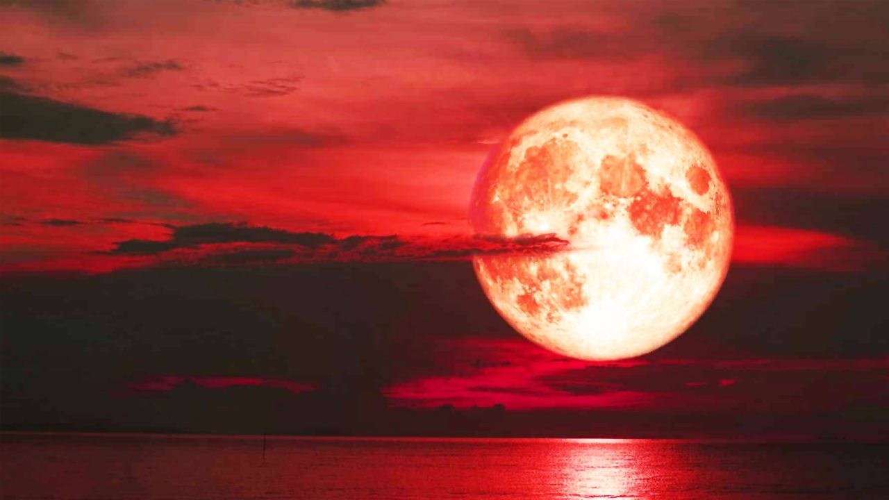 ساعت دقیق ماه گرفتگی ۱۶ شهریور ۱۴۰۴ / در هرشهری ماه خونین از چه ...