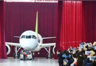  چین از نخستین هواپیمای مسافربری خود رونمایی کرد