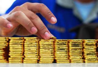 روند نزولی قیمت طلا در پایان مبادلات روز جمعه نیز ادامه یافت