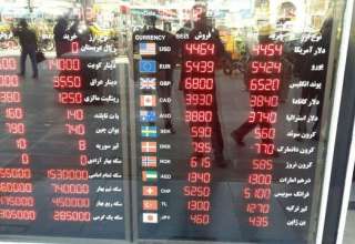  محدودیت‌های فروش ارز ادامه دارد/ هر نفر هزار دلار