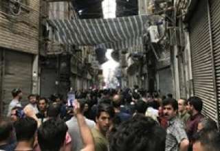 تجمع مسالمت‌آمیز کسبه در بازار/ بازاریان تهران در اعتراض به رکود و قیمت ارز دست از کار کشیدند