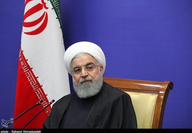 روحانی در بانک مرکزی: از ظریف، همتی و زنگنه تشکر می کنم/ ادغام بانک های نیروهای مسلح بزودی