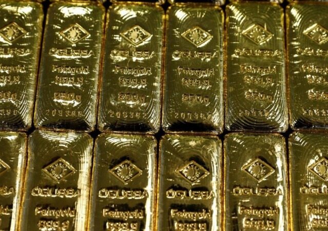 کاهش قیمت طلا هم‌زمان با توقف ریزش دلار
