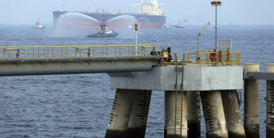 انفجار نفتکش‌ها در بندر فجیره قیمت نفت را بالا برد
