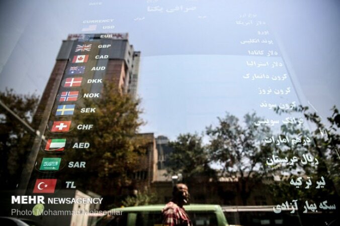 نرخ ارز صرافی‌های بانکی رونمایی شد/قیمت دلار به ۱۳۲۰۰ تومان رسید