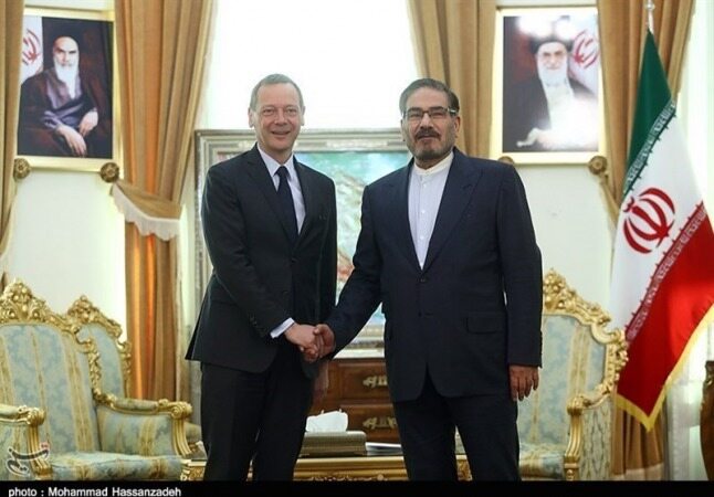 شمخانی در دیدار مشاور ماکرون: آمریکا استقلال اروپا را به گروگان گرفته است