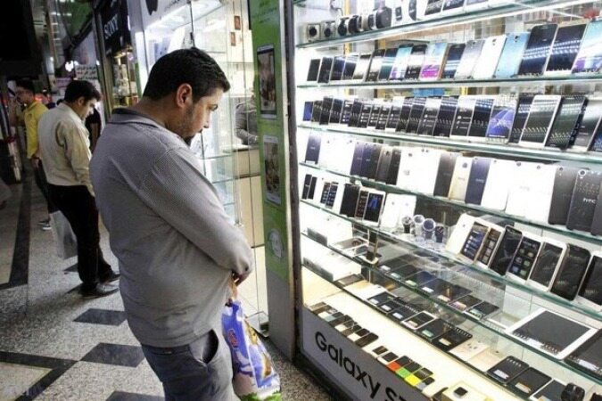 تاثیر کاهش ارز در قیمت تلفن همراه/ بازار گوشی آرام می شود!