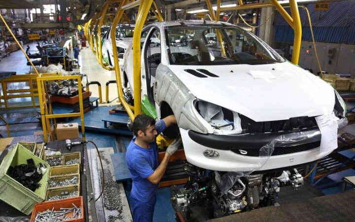 پارسایی: خودروسازها ناکارآمدی خود را در زمین تولید ملی می‌اندازند