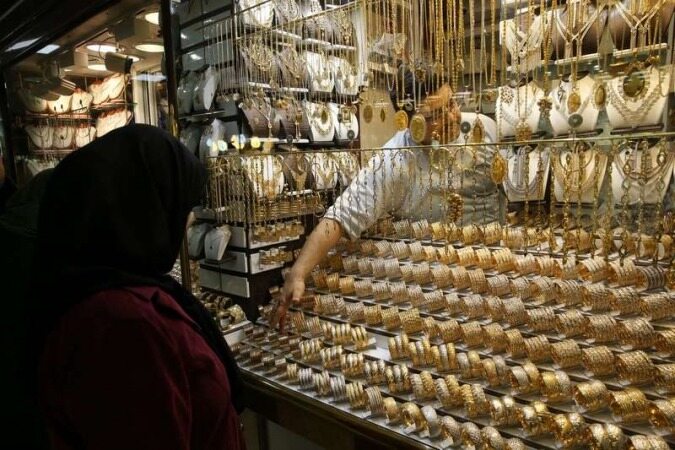 وضعیت عجیب در بازار طلا و سکه/حرکت معکوس قیمت‌ها در بازار ایران