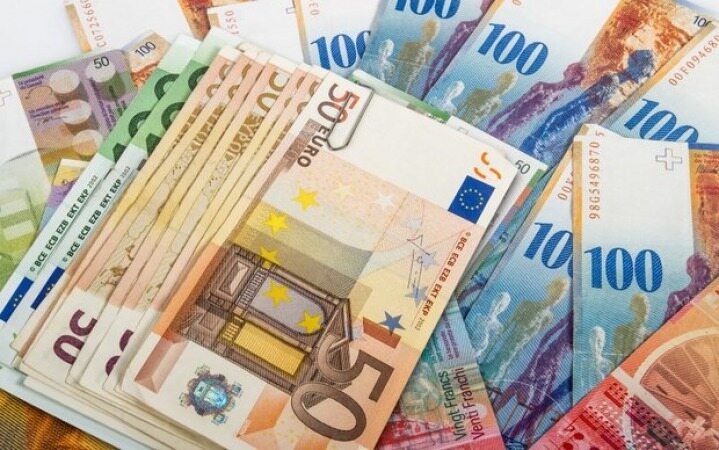 افزایش نرخ رسمی یورو، کاهش نرخ پوند /دلار کف کانال یازده هزار تومان
