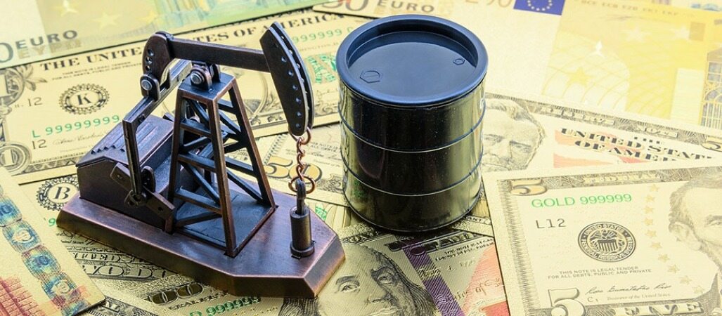 بررسی قیمت دلار و نفت در سال آینده