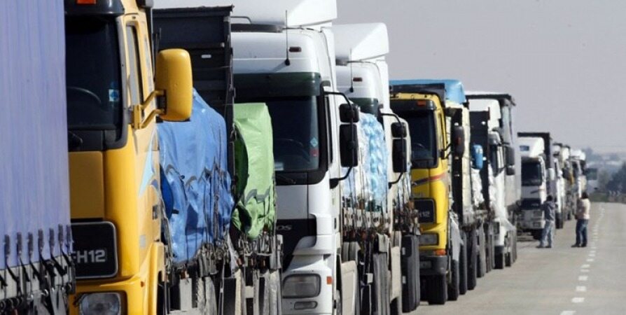 بازگشت 420 کامیون ترکیه ای متوقف در مرز بازرگان/ترافیک چندکیلومتری کامیون های صادراتی در مرز پیرانشهر 