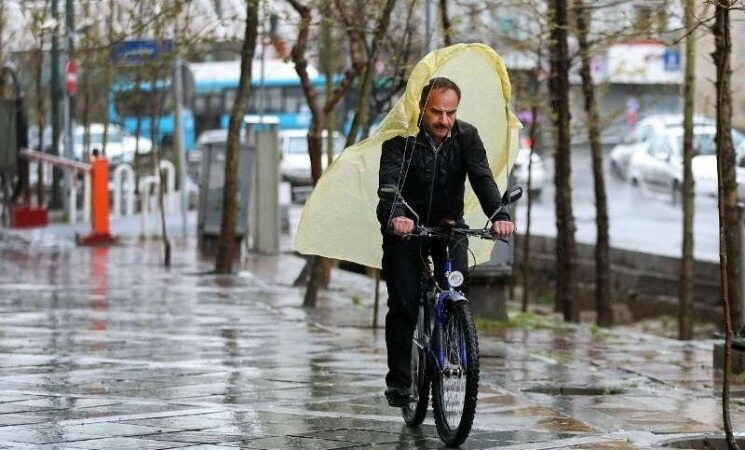 تهران ۱۰ درجه سرد می‌شود/باران و تگرگ در کشور تا پایان هفته/آخرین وضعیت راه‌ها