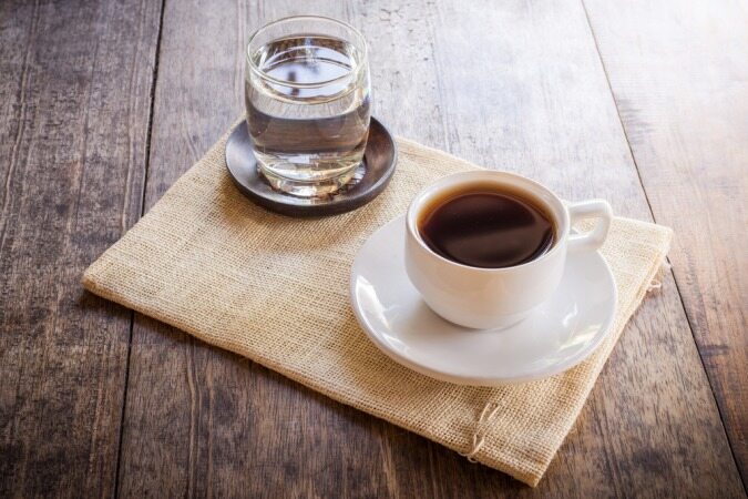 چرا برخی، قهوه را همراه با آب خنک می‌نوشند؟