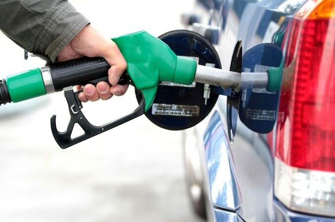 تهیه طرح تغییر الگوی سهمیه بندی بنزین در مجلس/ اختصاص سهمیه بنزین به خانواده به جای خودرو