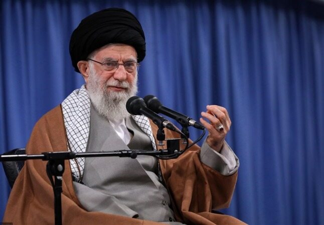 جدیدترین استفتاء از رهبر انقلاب دربارۀ پوشیدن لباس‌های نامناسب 