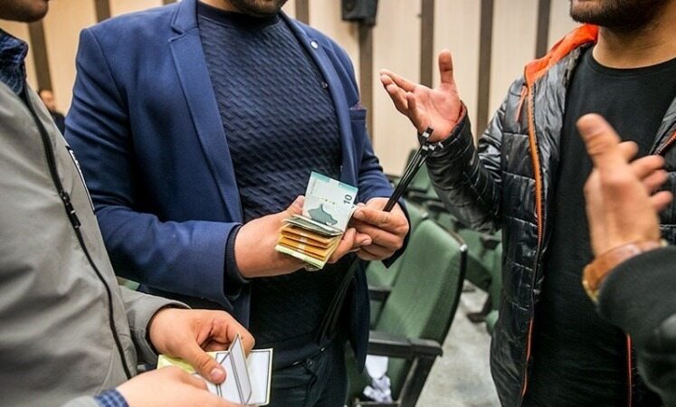 ۳۰ نفر از سرشبکه دلالان ارزی در تهران دستگیر شدند/ تأثیر این عملیات بر روی کاهش قیمت دلار 