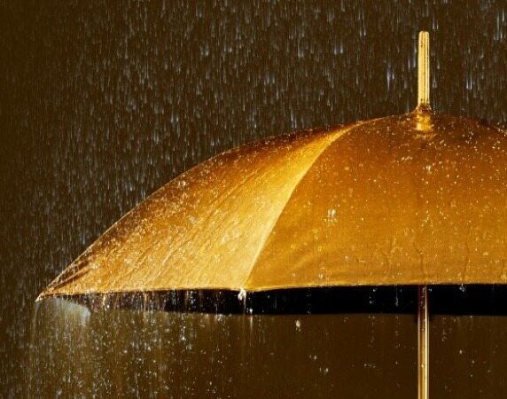 با چتری از طلا به زیر باران بروید