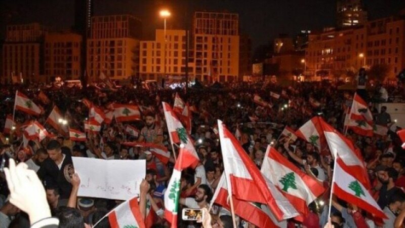 تظاهرات ضد دولتی در بیروت به خشونت کشیده شد/ تصرف برخی وزارتخانه ها به دست معترضان/ حمایت سفارت آمریکا از آشوب‌های امروز لبنان