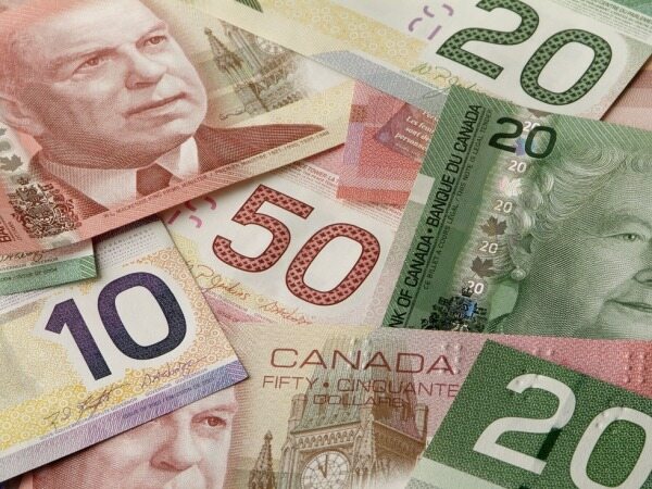 دلار کانادا بر قله هفت ماهه