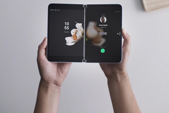 نسخه بازشده ی گوشی هوشمند تاشوی Microsoft Surface Duo تمام مشخصات آن را به نمایش میگذارد