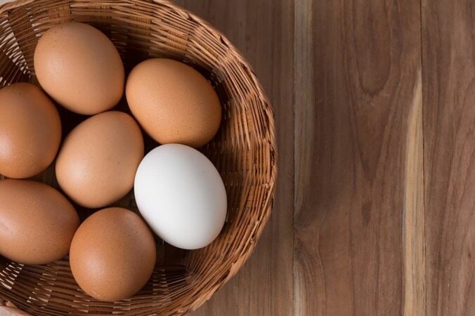 تخم مرغ با پوست قهوه ای و تخم مرغ با پوست سفید، کدام سالم تر و خوشمزه تر است؟