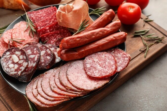 این همه می گویند سوسیس و کالباس بد است اما آیا دلیل آن را می دانید؟