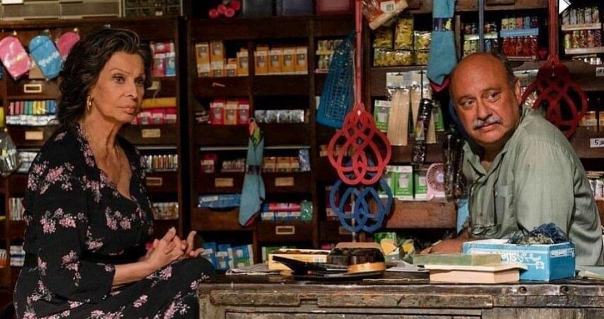 سوفیا لورن و بابک کریمی در نمایی از فیلم «زندگی پیش رو»